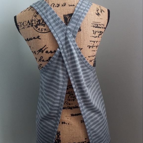 Zyia Active Women’s Size Medium Gray Striped Nimbus Split Back Tank Top - Picture 4 of 9